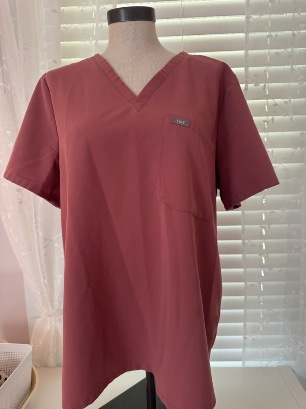 FIGS Men’s V-Neck Scrub Top in Dusty Rose